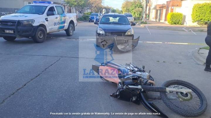 Choque entre un auto y moto en Coronel Suárez y 25 de Mayo