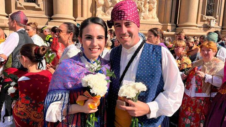 Un romántico “sí, quiero” en plena Ofrenda de Flores en la plaza del Pilar