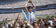 Se coló a la final del Mundial 86 y fue un símbolo de la gloria: murió el protagonista de una de las fotos más icónicas de Maradona