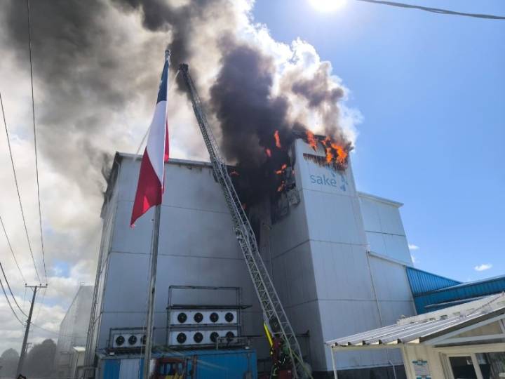 Más de cien bomberos y cuatro carros escala trabajaron para intentar controlar incendio en frigorífi...