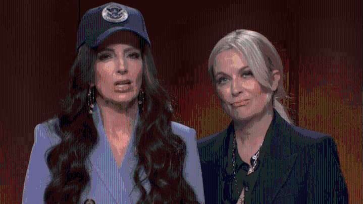 'SNL': Amy Poehler and Tina Fey Play Pam Bondi and Kristi Noem in Open