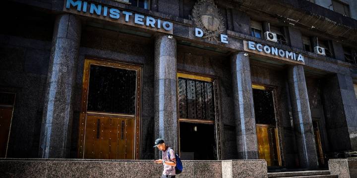 Superávit fiscal: que tributos recaudaron más para compensar la eliminación del impuesto PAIS