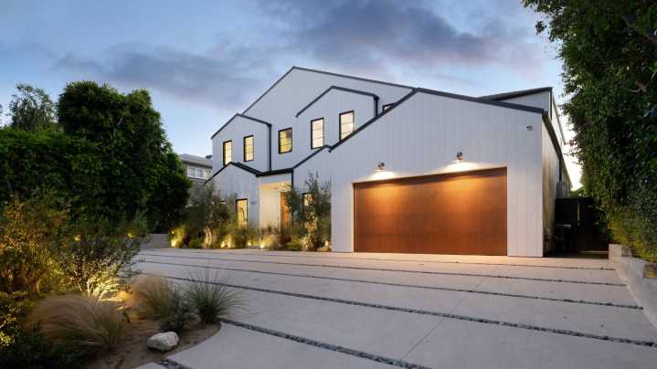 The Common Exterior Lighting Choice That May Lower Your Home Value