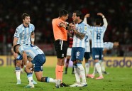 Pasó de todo. En Flamengo-Racing: tres goles anulados, dos atajadas increíbles y el golpe de Rojo... a un compañero
