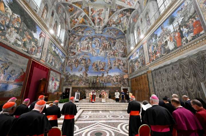 Papa Leone: “Terra, casa e lavoro sono diritti sacri”. Storica preghiera con Re Carlo nella Cappella Sistina