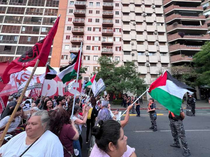 Una multitud rechazó la visita de Milei a Córdoba y un hombre fue detenido por pintar con aerosol