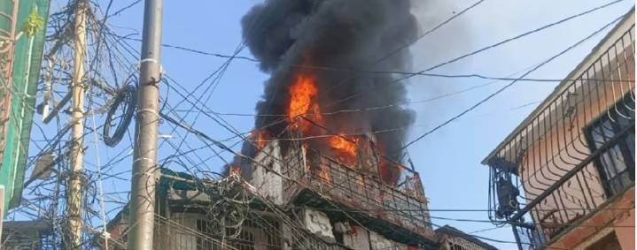 Voraz incendio consumió en su totalidad una vivienda en el municipio Libertador en Caracas (+Video)