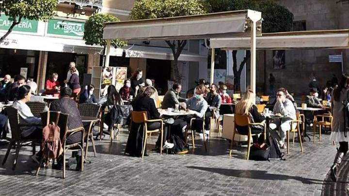 Los toldos en terrazas, 'desterrados' del centro de Murcia: bonificaciones a los hosteleros que los retiren este año