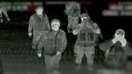 Militares rusos parecen huir de un dron ucraniano en el frente de batalla