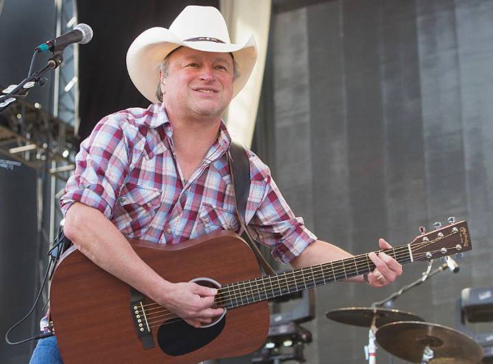 Country Music Singer Cancels Upcoming Concert After Being Hospitalized