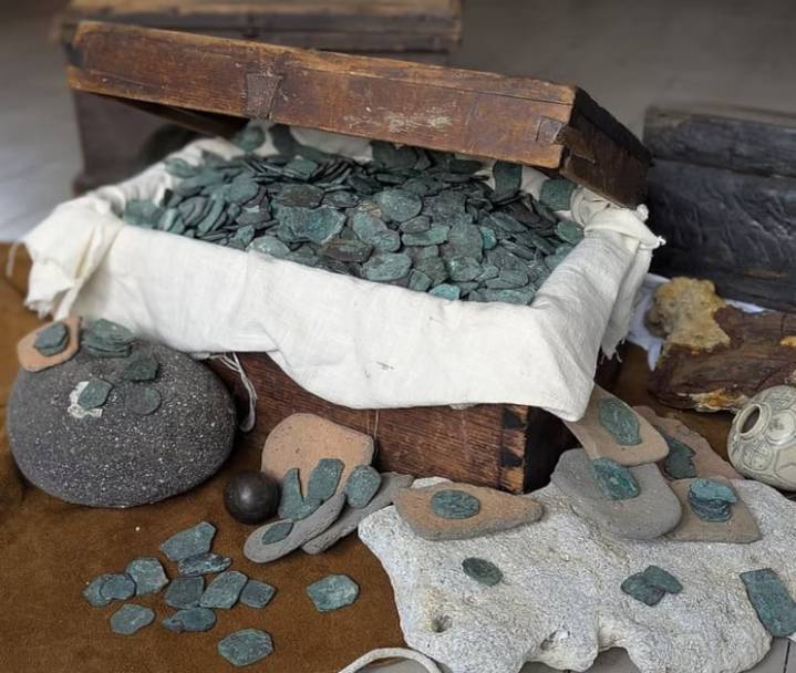 Tesoro millonario de un naufragio español de 1715 aparece en la costa de Florida