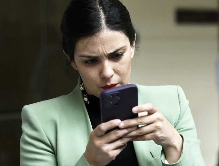 ¿Arriendos, TAG y joyas?: Filtran graves chats de Karol Cariola y gestiones con favores a funcionarios públicos
