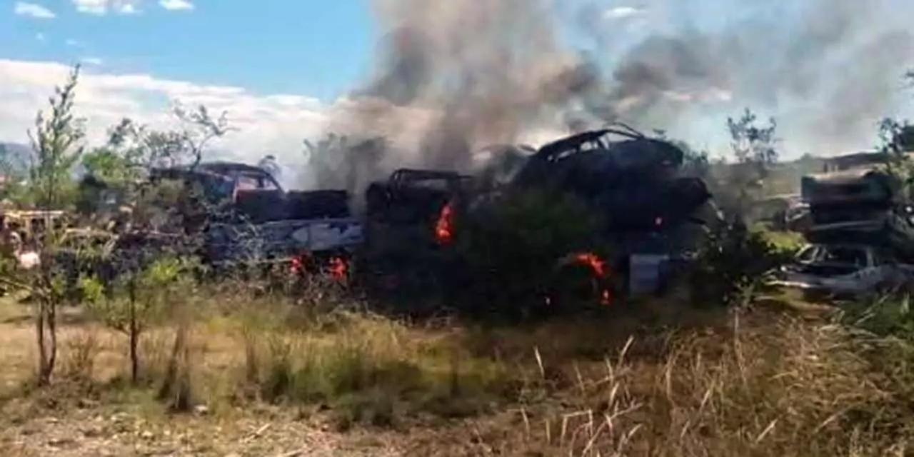 Incendio arrasa con 10 vehículos en Acatlima