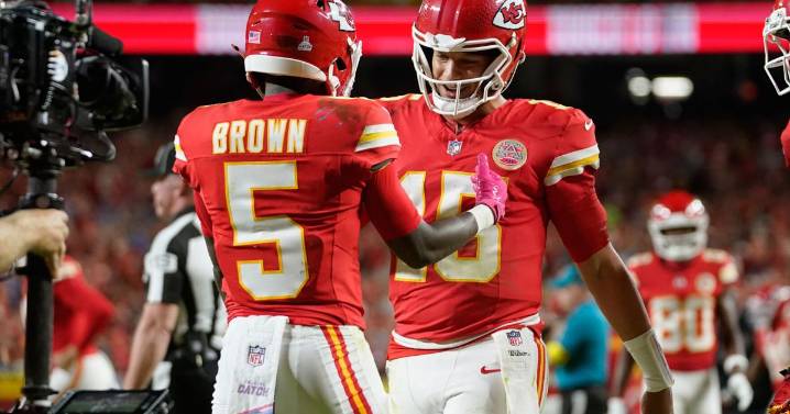 Mahomes leads the Chiefs to a 30-17 victory over Lions, and a fistfight erupts at the finish