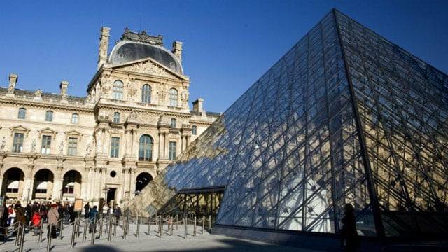 French radio reports, five new suspects arrested over Louvre robbery