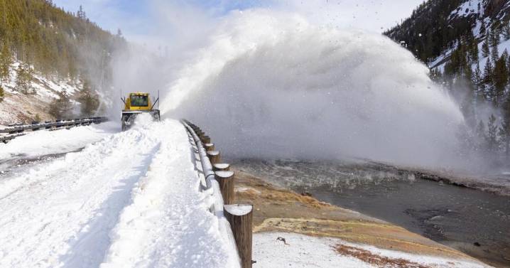 Yellowstone closes roads after more than 30 auto accidents Sunday