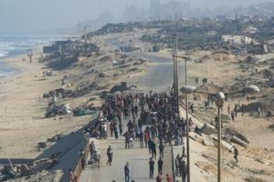 Israel begins Gaza pullback as thousands head home
