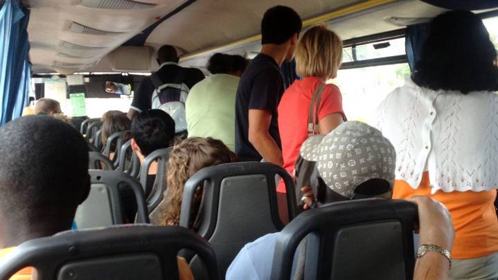 Viajar de pie en los autobuses interurbanos, una práctica dudosa amparada por la ley