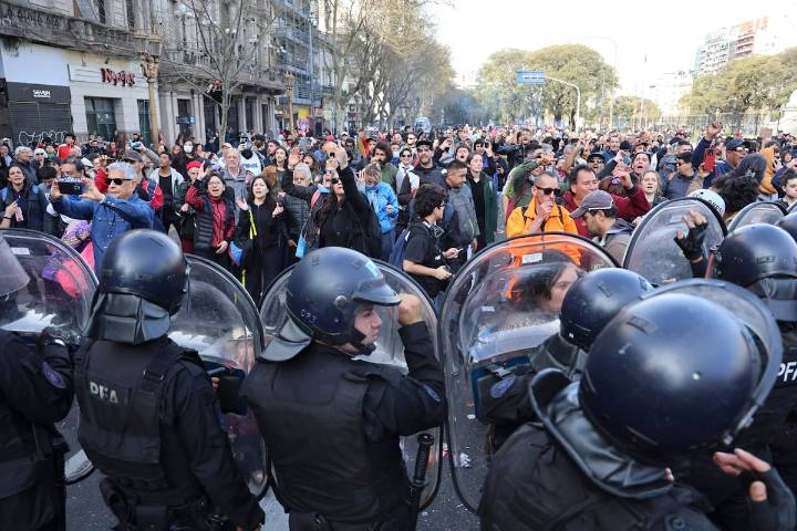 Represión en el Congreso. Un fiscal pidió llevar a juicio al policía que roció con gas pimienta a una chica de 10 años