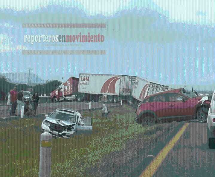 TRÁILER TIPO FULL SE SALIÓ DE LA CARRETERA SAN LUIS POTOSÍ-QUERÉTARO; HAY VEHÍCULOS AFECTADOS