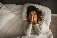 Desde enfermedades cardíacas hasta insomnio: estos los riesgos de madrugar, según expertos