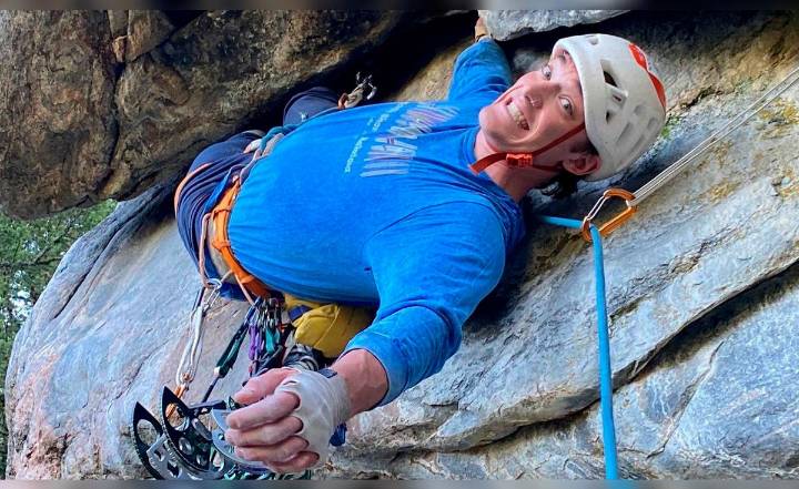 Influencer y escalador de EE.UU. muere en plena transmisión en TikTok tras caer desde lo alto de una montaña