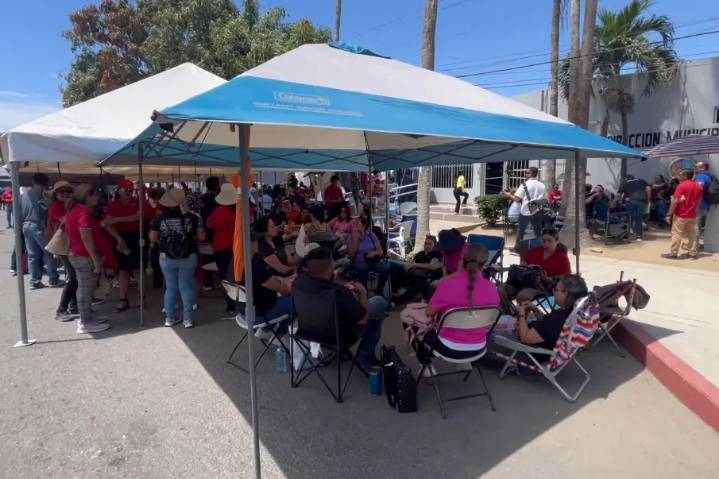 Maestros de BCS siguen sin fecha para recibir las 500 plazas prometidas