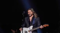 Juanes está en nueva serie de listas de ‘Lo mejor del siglo XXI hasta ahora’ y celebra aniversario de Fíjate Bien