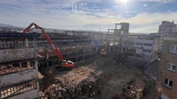 Avanzan los trabajos de demolición de la nave de Flex en La Calzada