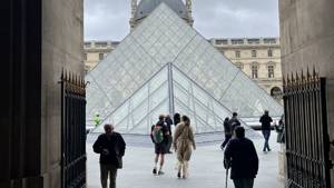 Thieves steal crown jewels in 4 minutes from Louvre Museum