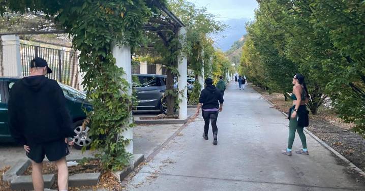 El juego de los 25.000 euros: una app saca a la calle a decenas de jóvenes en Granada en busca de vales por dinero