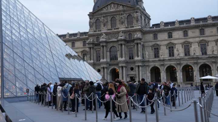 El museo del Louvre reabre al público, con restricciones, tras el robo de joyas del domingo