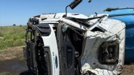 Un camión con cerdos volcó en la Ruta 7 y vecinos se llevaron la carga