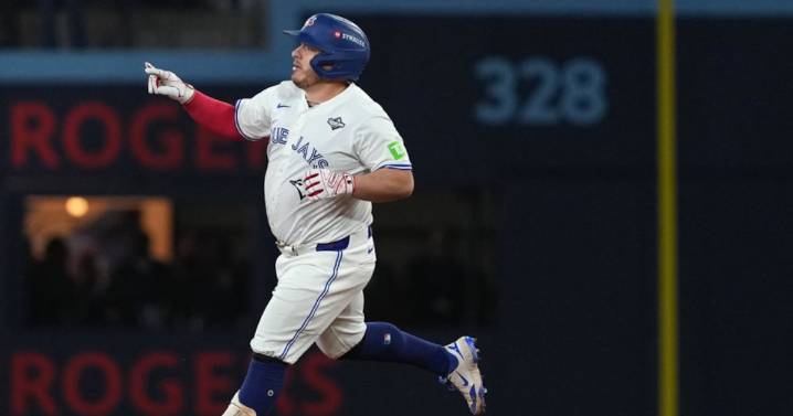 ¡HISTÓRICO! Alejandro Kirk es el primer mexicano en conectar un home run en una Serie Mundial