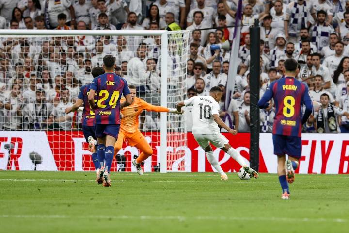 Real Madrid - FC Barcelona en directo| Szczesny detiene un penalti a Mbappé en el inicio de la segunda mitad