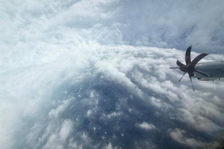Avión cazahuracanes enfrenta turbulencias “más fuertes de lo normal” y se retira del huracán Melissa