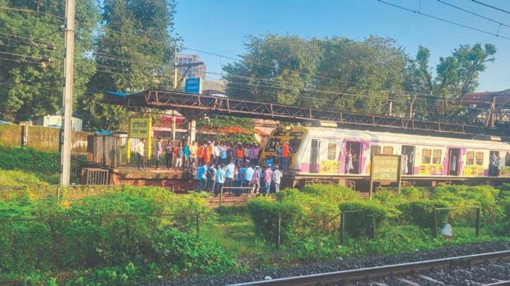 Dombivli station witnesses unique display of devotion