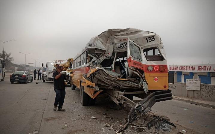#ÚltimaHora | Aparatoso accidente múltiple sobre el bulevar 2000; dos unidades de transporte de personal y un taxi involucrados