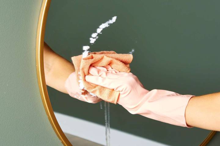 The Easiest Way to Clean a Mirror: 2 Ways