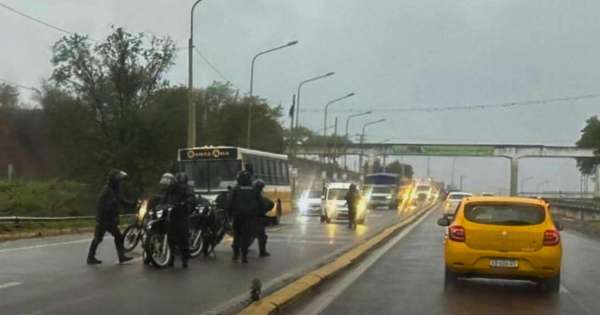 Policía motorizado perdió el control y derrapó en Ruta 9 en medio de la lluvia