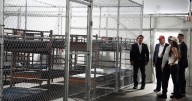 Jaulas y desayuno a las 5:30: Así son las estrictas reglas para migrantes en ‘Alcatraz de los Caimanes’