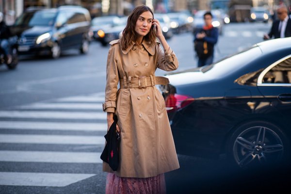 La prenda más icónica del otoño, la gabardina, entre 13 momentos de inspiración, cine y moda