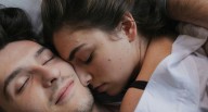 Una forma poco convencional de descansar en pareja: en qué consiste la tendencia de 'dormir a la noruega'