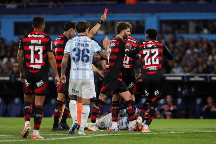 Las polémicas en Avellaneda. La roja que no fue para Marcos Rojo y la infantil expulsión de una de las figuras de Flamengo
