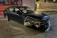 Ebrio destruye su auto al impactarse contra banqueta y teléfono público, en Saltillo