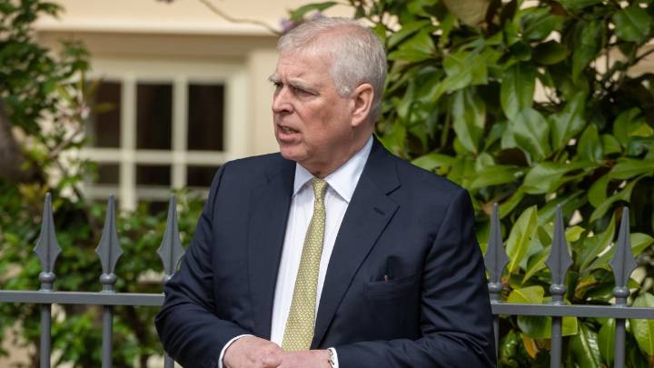 El príncipe Andrés, despojado de sus títulos y expulsado de Windsor por las acusaciones de vínculos con Epstein