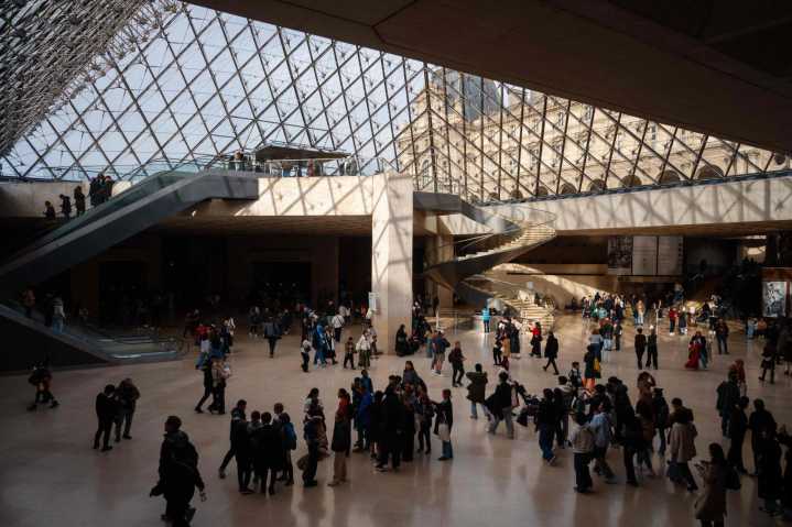 Un atraco sin heridos en el Louvre provoca el cierre del museo durante todo el día