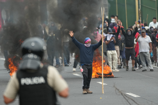 Pese a acuerdo del gobierno con dirigencia indígena carreteras siguen bloqueadas en norte de Ecuador