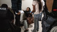 ICE utiliza tácticas agresivas durante arrestos, según expertos. El Gobierno afirma que los agentes están siendo difamados