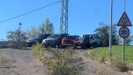 La insólita prueba del viejo enlace de La Corredoria: cuatro coches para demostrar que "es seguro y resistente"